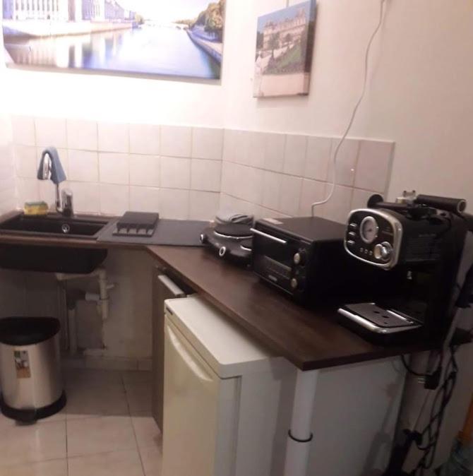 Ferienwohnung Petite Maison Avec Cour Dans Les Beaux Quartiers-Vous Faites Le Menage- Very Good Prices For T-H-E Location But You Have To Clea-N Th-E Flat Paris Exterior foto
