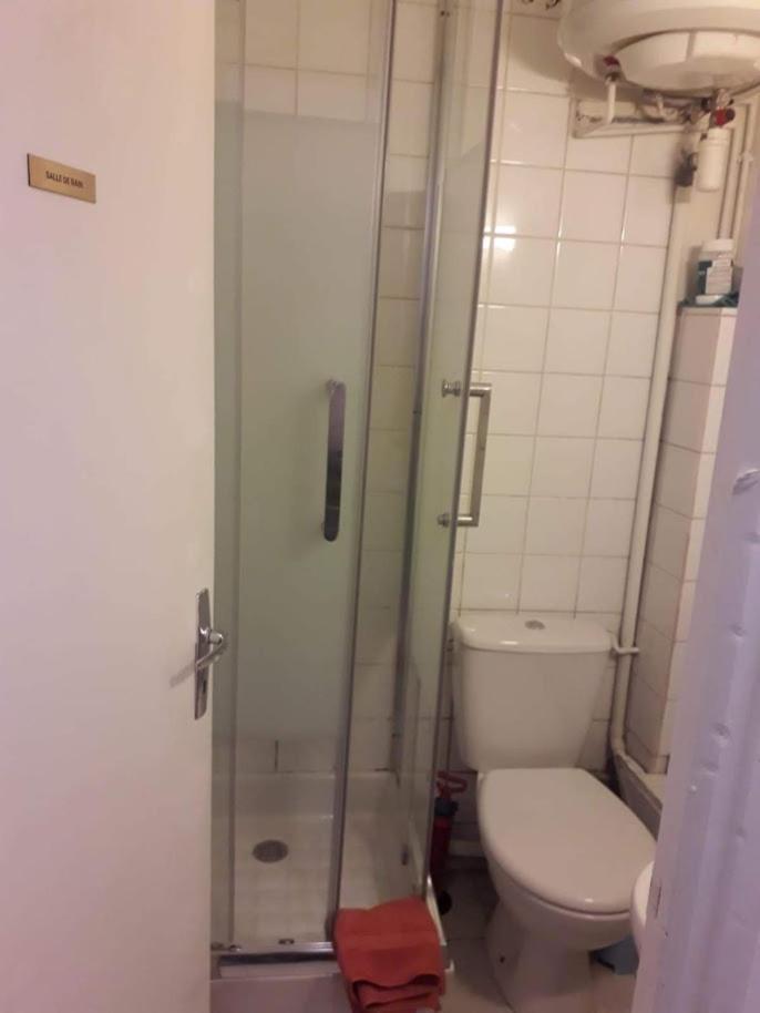 Ferienwohnung Petite Maison Avec Cour Dans Les Beaux Quartiers-Vous Faites Le Menage- Very Good Prices For T-H-E Location But You Have To Clea-N Th-E Flat Paris Exterior foto