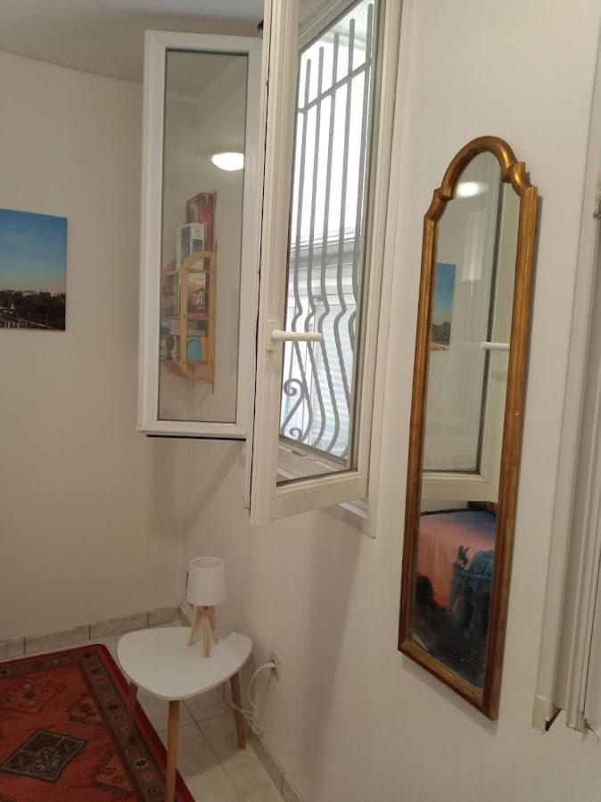 Ferienwohnung Petite Maison Avec Cour Dans Les Beaux Quartiers-Vous Faites Le Menage- Very Good Prices For T-H-E Location But You Have To Clea-N Th-E Flat Paris Exterior foto